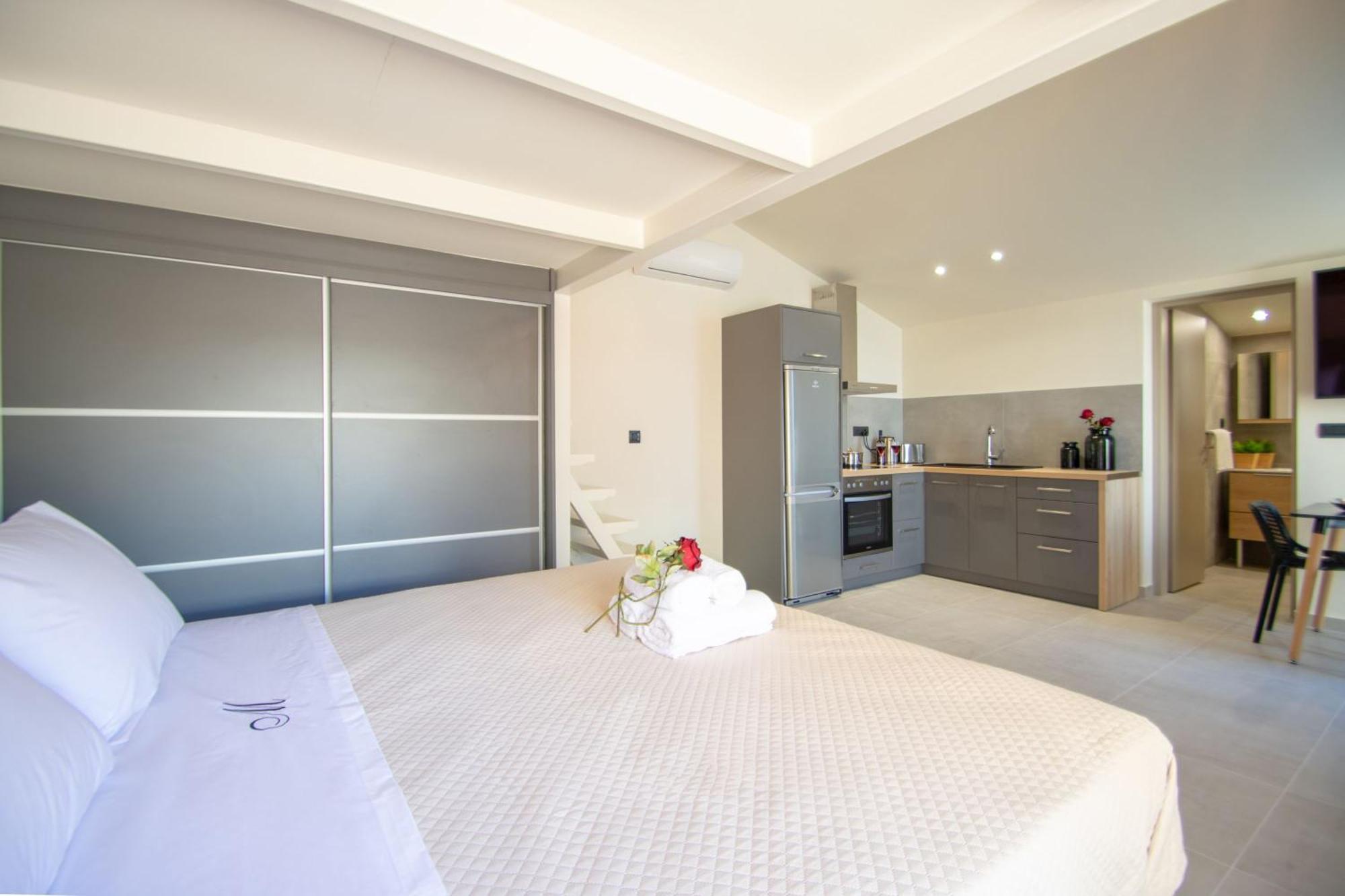 Manthos Beachfront * Laganas